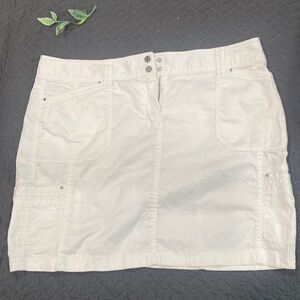 White House Black Market White Skirt with pockets